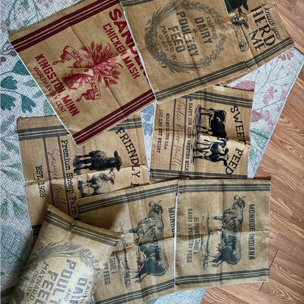 7 Pillow covers 18 x 18“ one has a duplicate and pillow with cover 17“ x 10“
